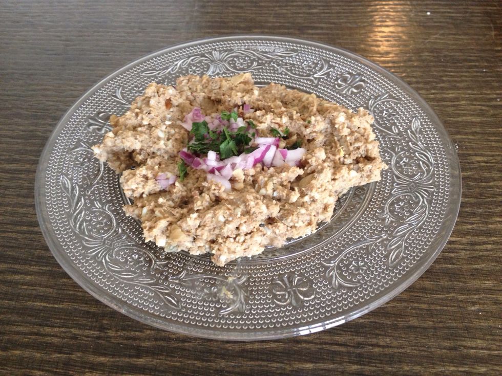 Serve with finely chopped onion. You can add parsley for color and looks. Bon apetite! Bete'avon!