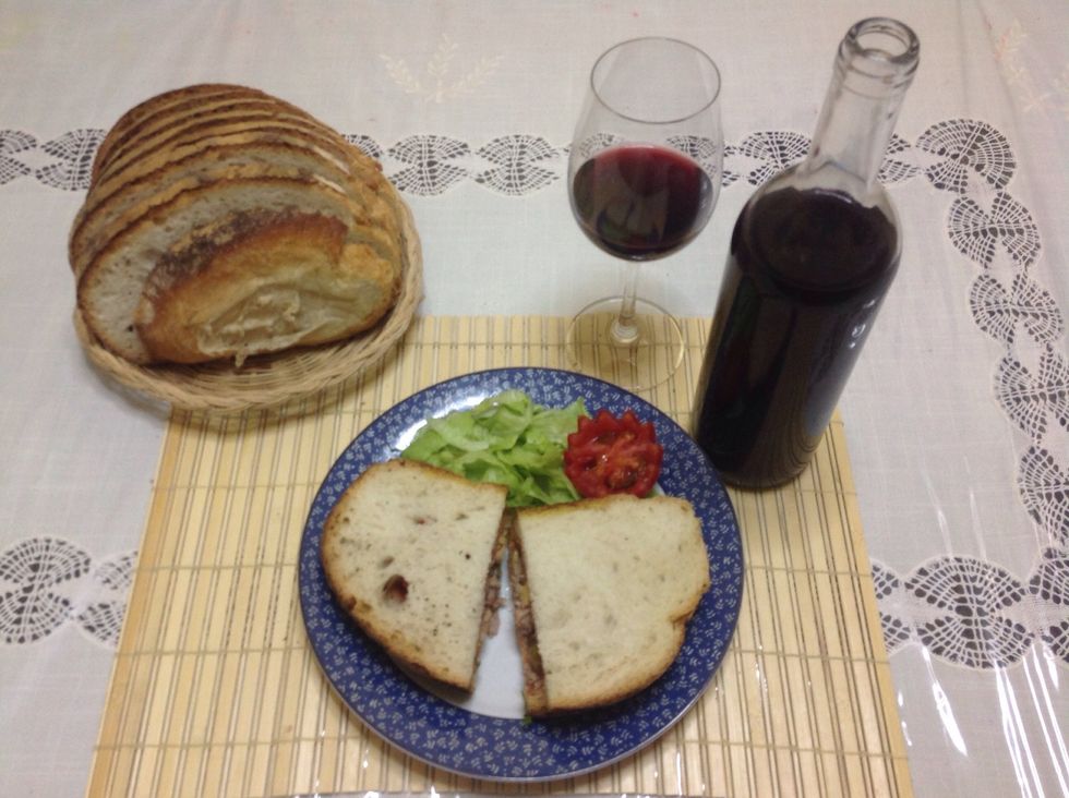 Serve with some lettuce and tomatoes.