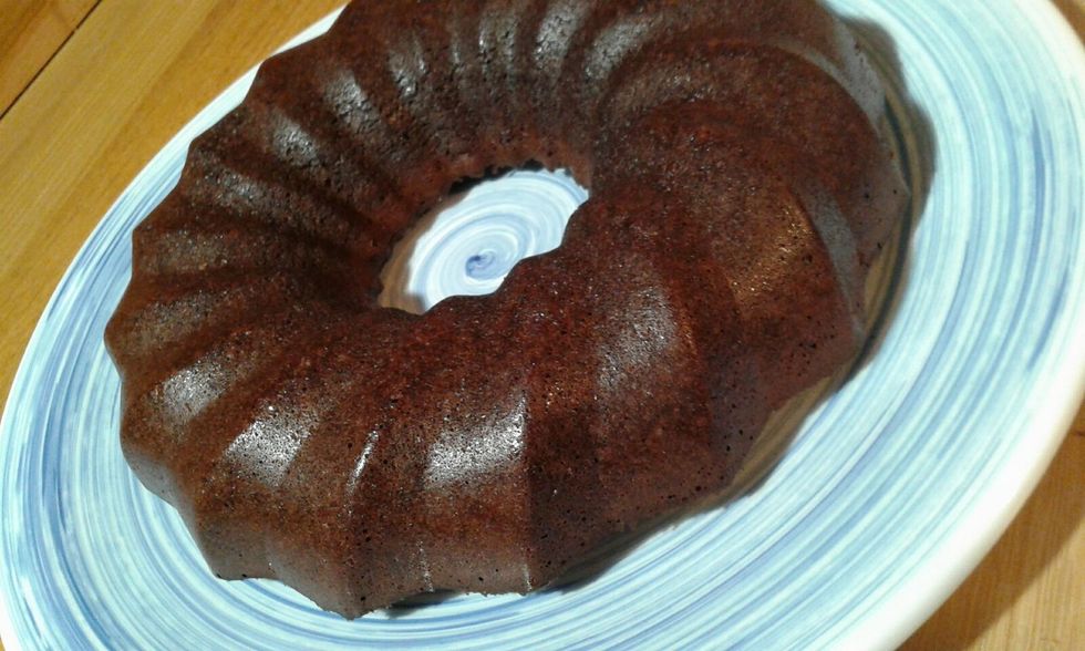 servez le g\u00e2teau recouvert de chocolat fondu (facultatif)