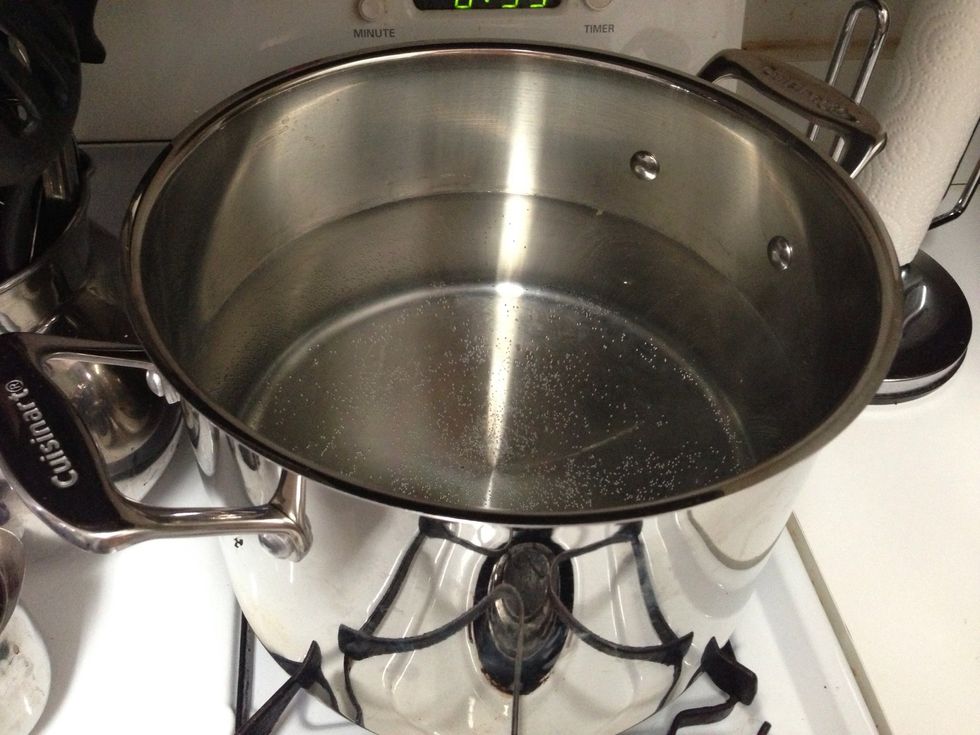 Set a pot with water, salt and olive oil to boil.