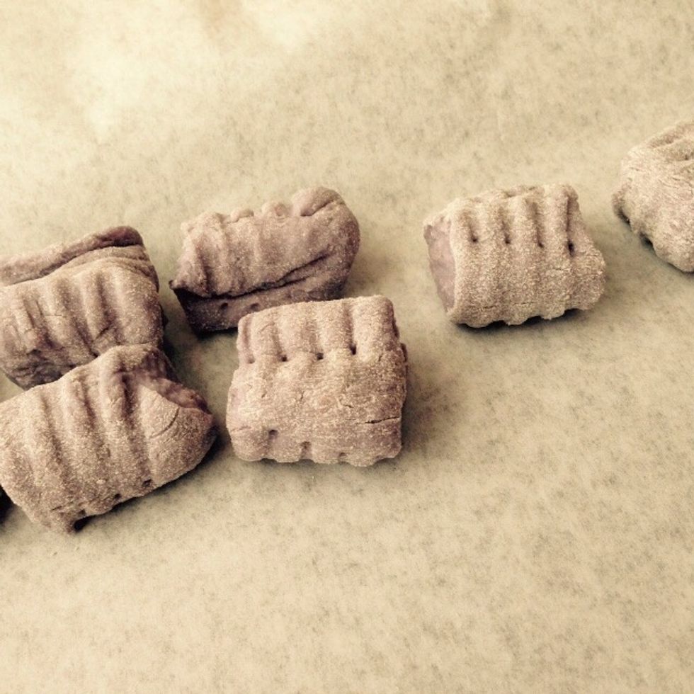 Set aside on a tray coated with wax paper and sprinkle with some flour so that they don't stick. You can cook them right away (boil for 2-3min in salted water) or freeze and use another time.