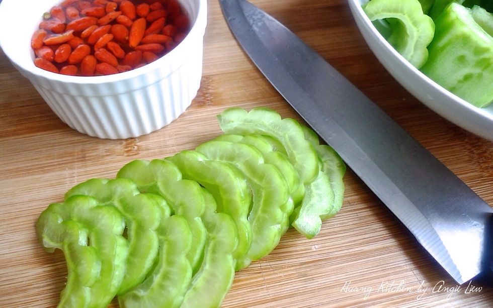 Set aside the fluffy wolfberries and slices of bitter gourd for later use.