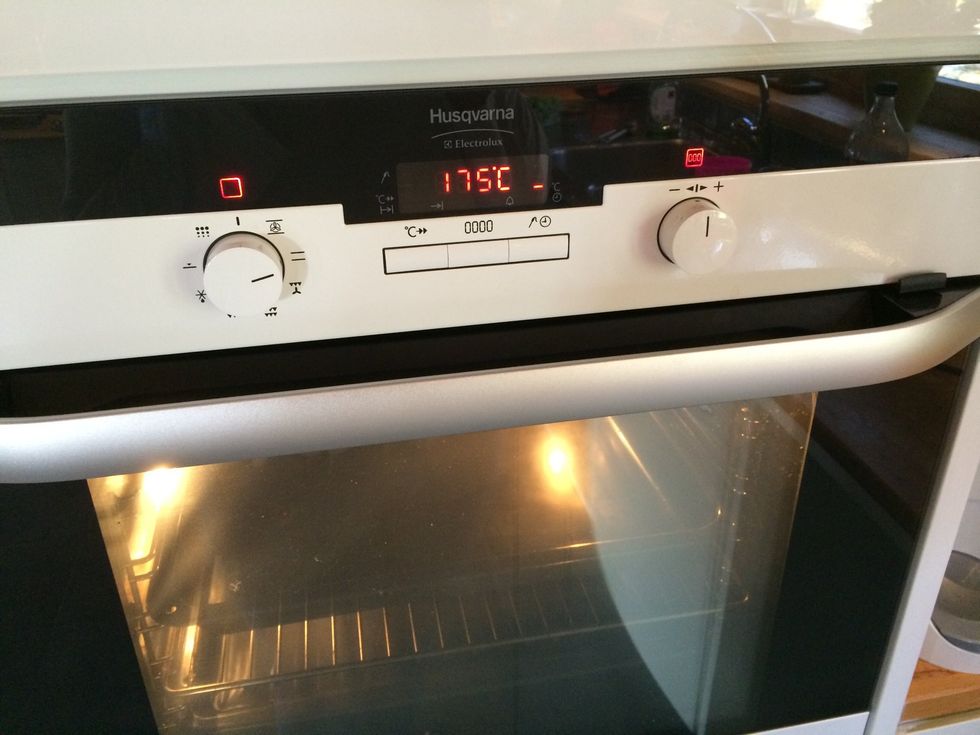 Set the oven at 175 degrees celsius.