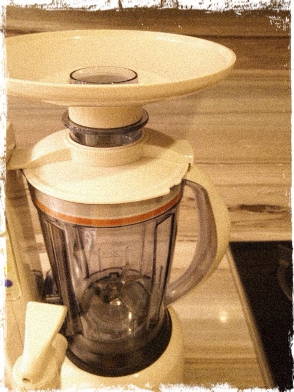 Set up a high speed essence extractor blender