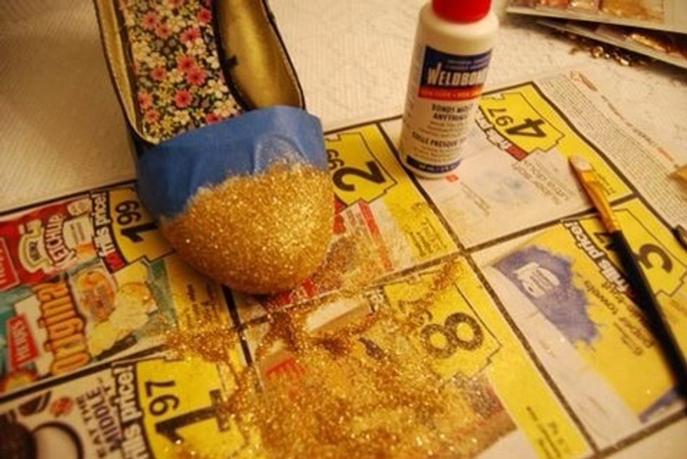 Shake glitter on glued area and tap off ensuring the entire area is covered.