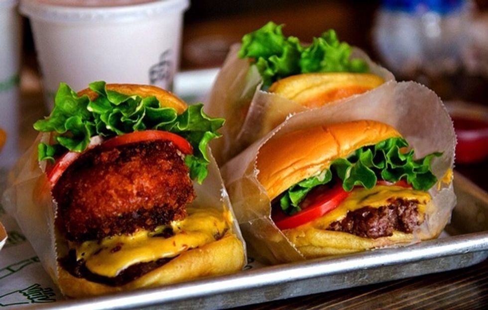 Shake Shack es un lugar perfecto para cojer comida bueno y r\u00e1pido. A mi me canta comer en Shake Shack.