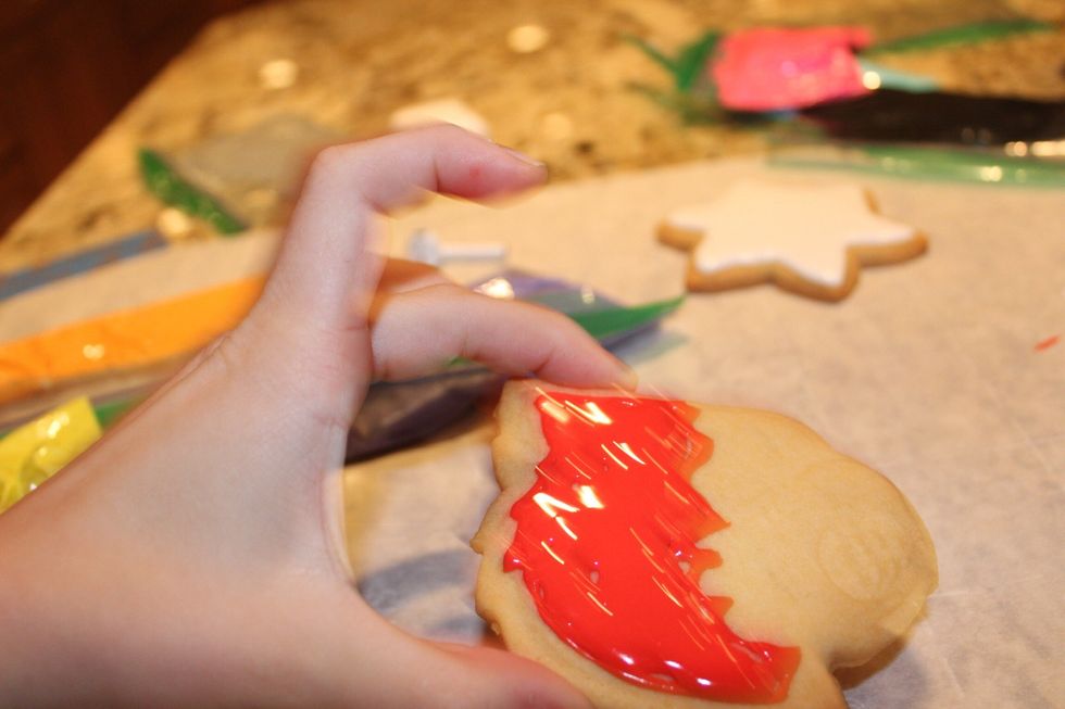 Shake the cookie so the icing settles