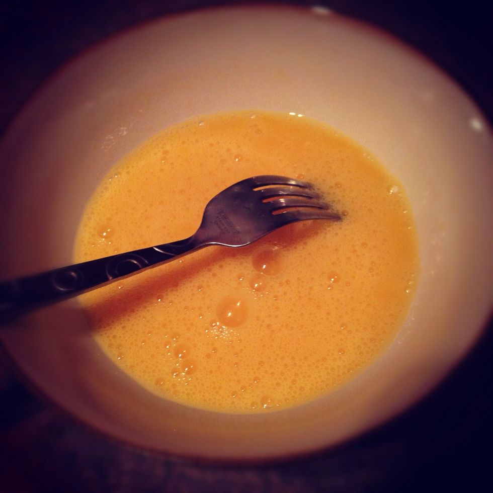 Shake the eggs an add salt. Taste it to see if is the correct salt amount. ------- Bate los huevos y sazonalos con sal. Prueba para controlar si la cantidad es suficiente.