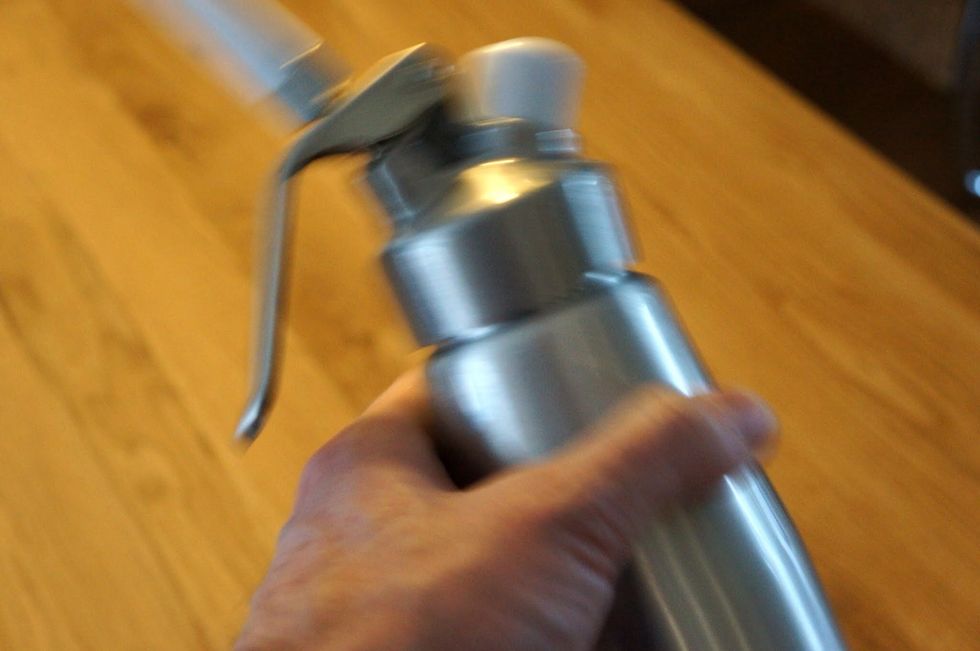 Shake the siphon firmly a couple a times.