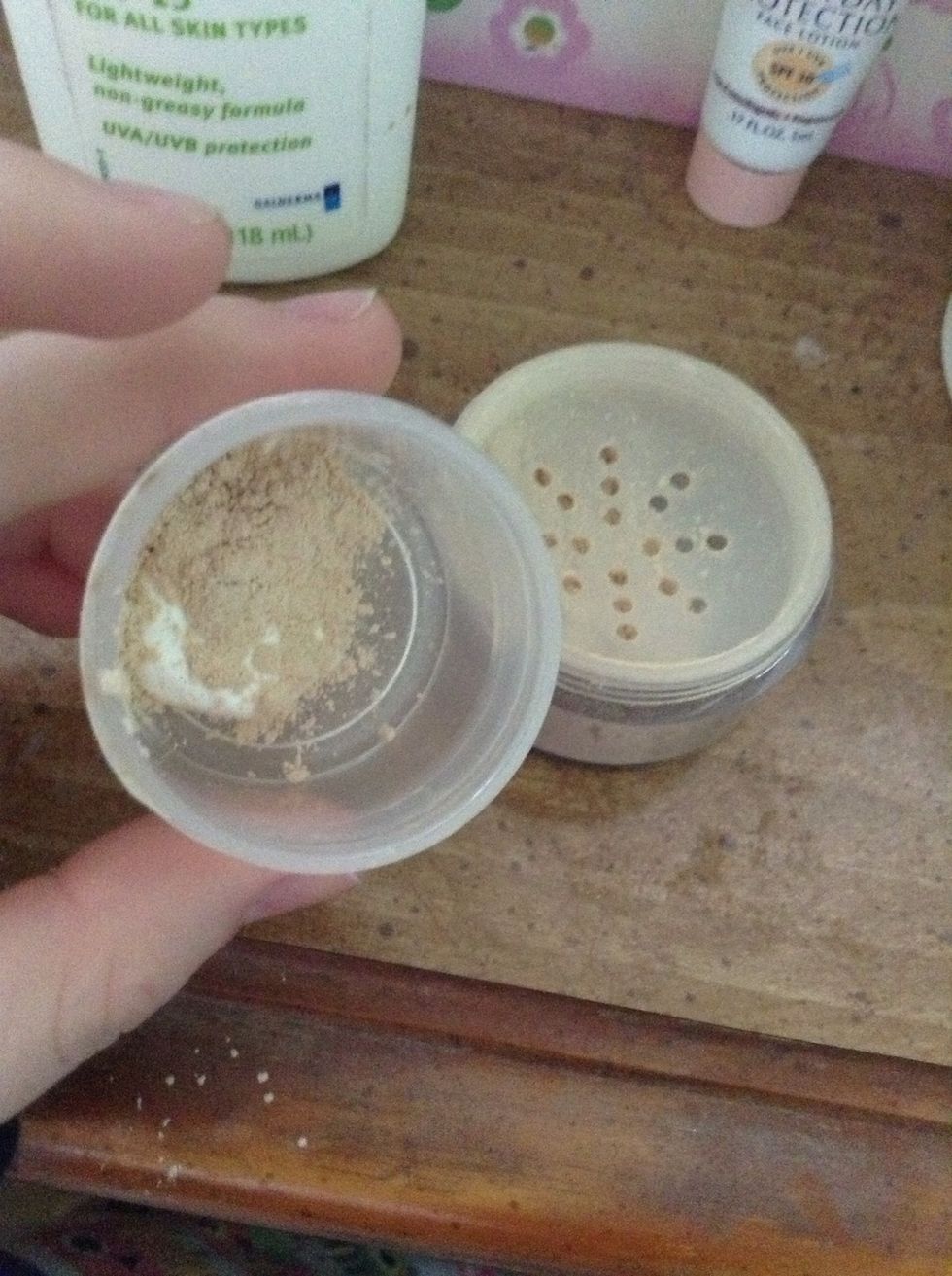 Shakey shake in loose powder.
