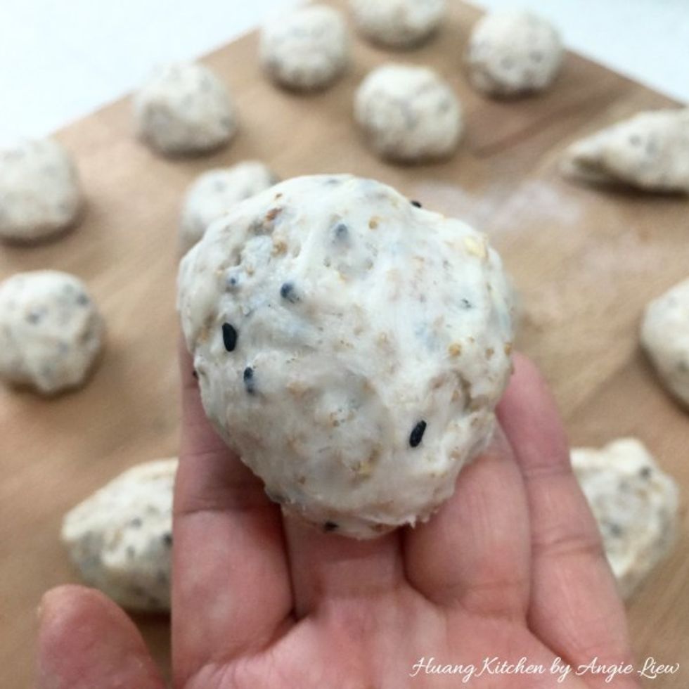 Shape the small pieces of dough into small balls.
