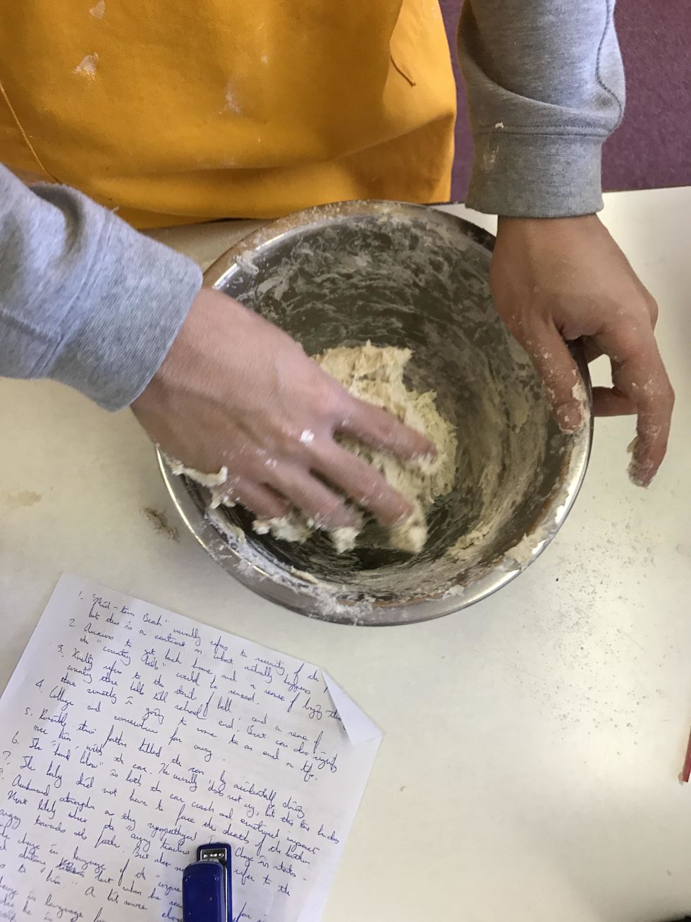 Shave the Japanese yam with a grate. Then add it with the soba flour and bread flour together. Mix thoroughly with your hands.