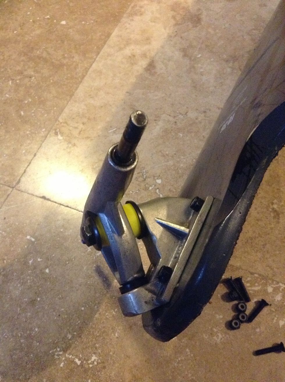 Shown in the picture is the fully assembled truck. Keep the kingpin and the pieces running along the kingpin tight to prevent damage to the components.