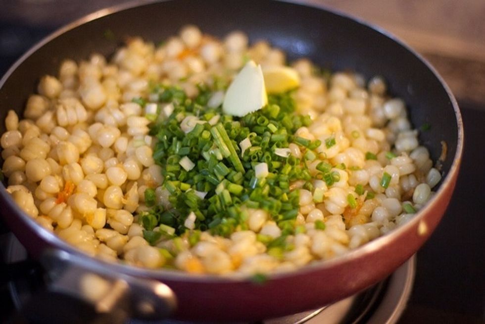 Shrimp smells good? Ok. Put corn into the pan. Seasoning with sugar, fish-sauce (3:1). Finally, add minced spring onion.
