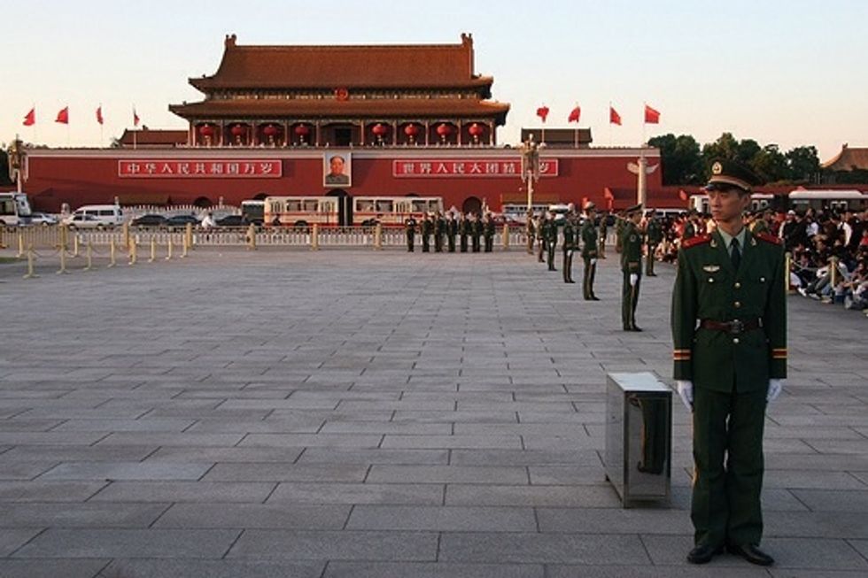 Si la comparas la imagen de Mao con el cami\u00f3n que aparece exactamente debajo, te dar\u00e1s cuenta lo grande que est\u00e1 la imagen representando la importancia de \u00e9l para China.
