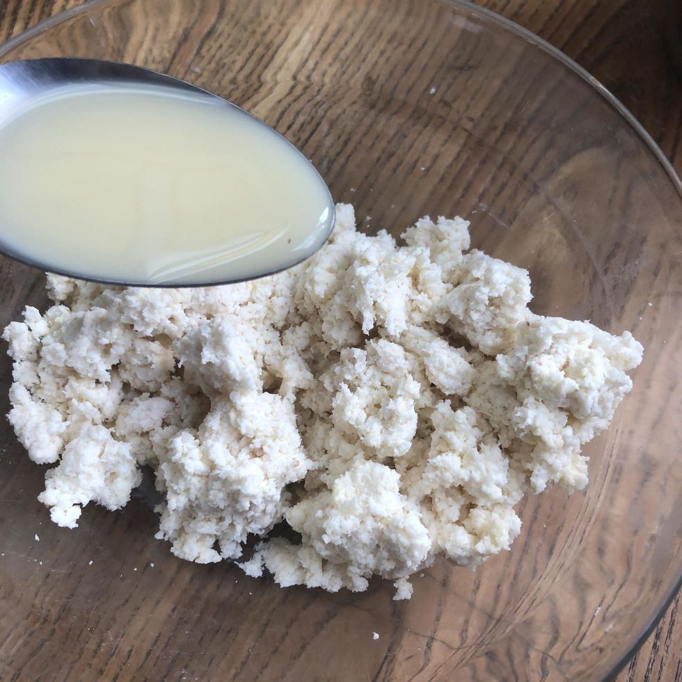 Si le m\u00e9lange est trop sec, ajouter un peu de jus r\u00e9serv\u00e9. Bien malaxer le tout.