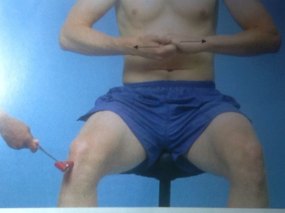 Si los reflejos de los miembros inferiores est\u00e1n disminuidos, pida al paciente que junte las manos y trate de separarlas, el paciente debe tirar de las manos antes de que usted le golpe\u00e9 el tend\u00f3n