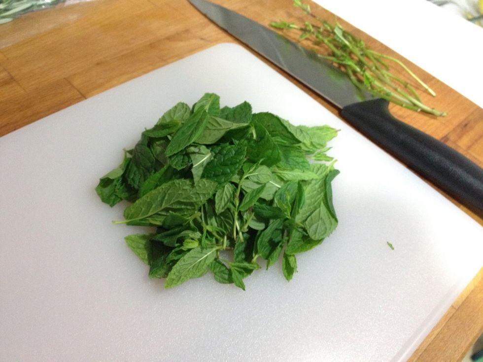 Si tienen hojas, como la hierbabuena, aparta los tallos. Doy por hecho que te habr\u00e1s lavado las manos, cerdo.