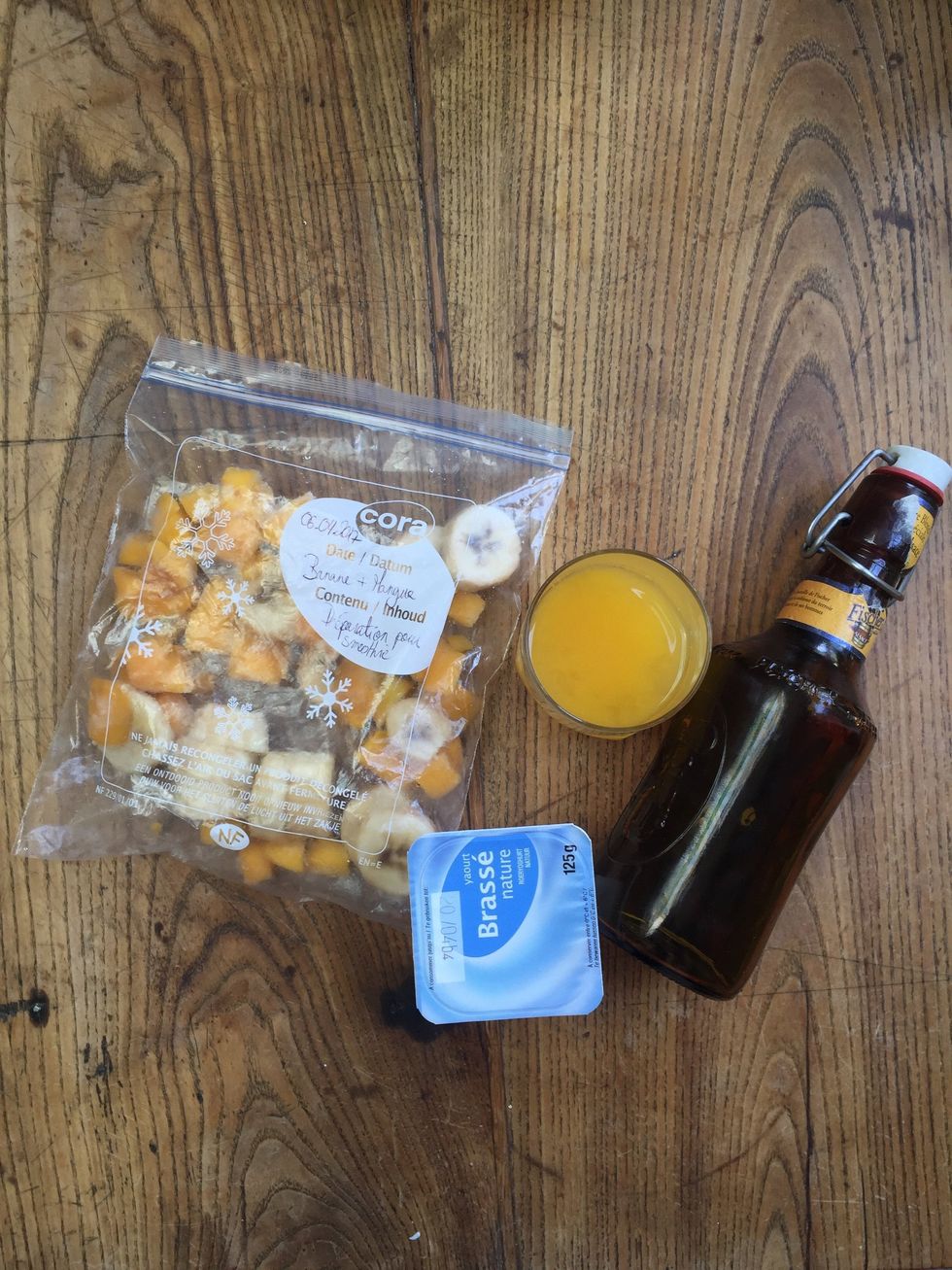 Si vous avez congel\u00e9 au pr\u00e9alable la mangue et la banane en petits morceaux, c'est id\u00e9al sinon il faudra ajouter un peu de glace pil\u00e9e au m\u00e9lange.