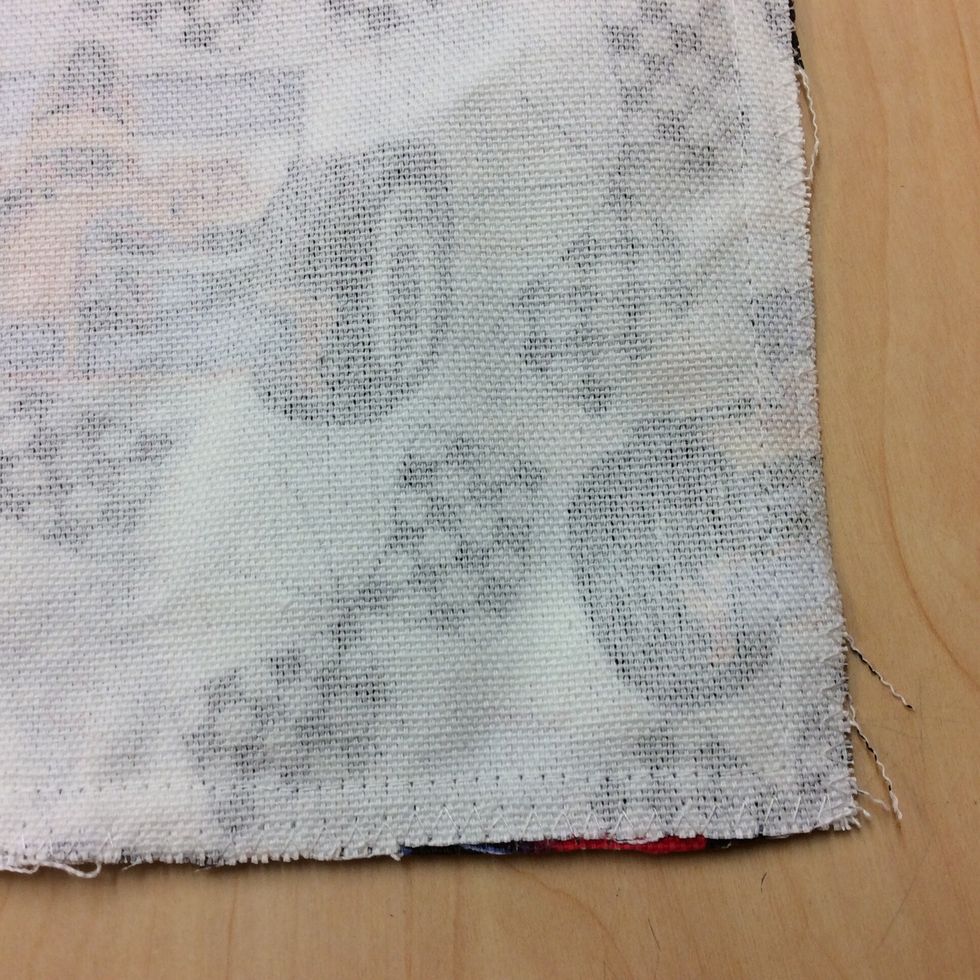 Sick-sacka nu de 3 sidorna som du redan har sytt med raks\u00f6m. T\u00e4nk p\u00e5 att sick-sacken ska sitta l\u00e4ngst ut p\u00e5 kanten. Detta g\u00f6r du f\u00f6r att inte kanterna p\u00e5 tyget ska trassla upp sig.