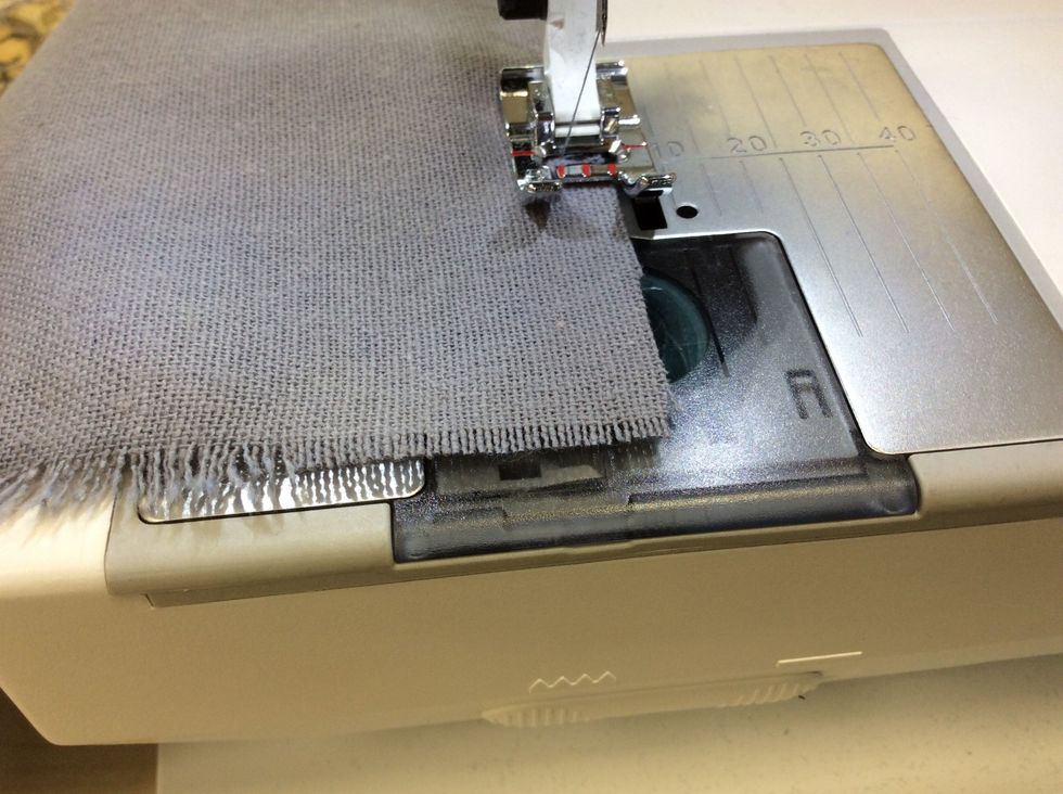 Sicksacka alla bitar i kanten, t\u00e4nk p\u00e5 att l\u00e5ta ena t\u00e5n p\u00e5 pressarfoten vara utanf\u00f6r tyget.