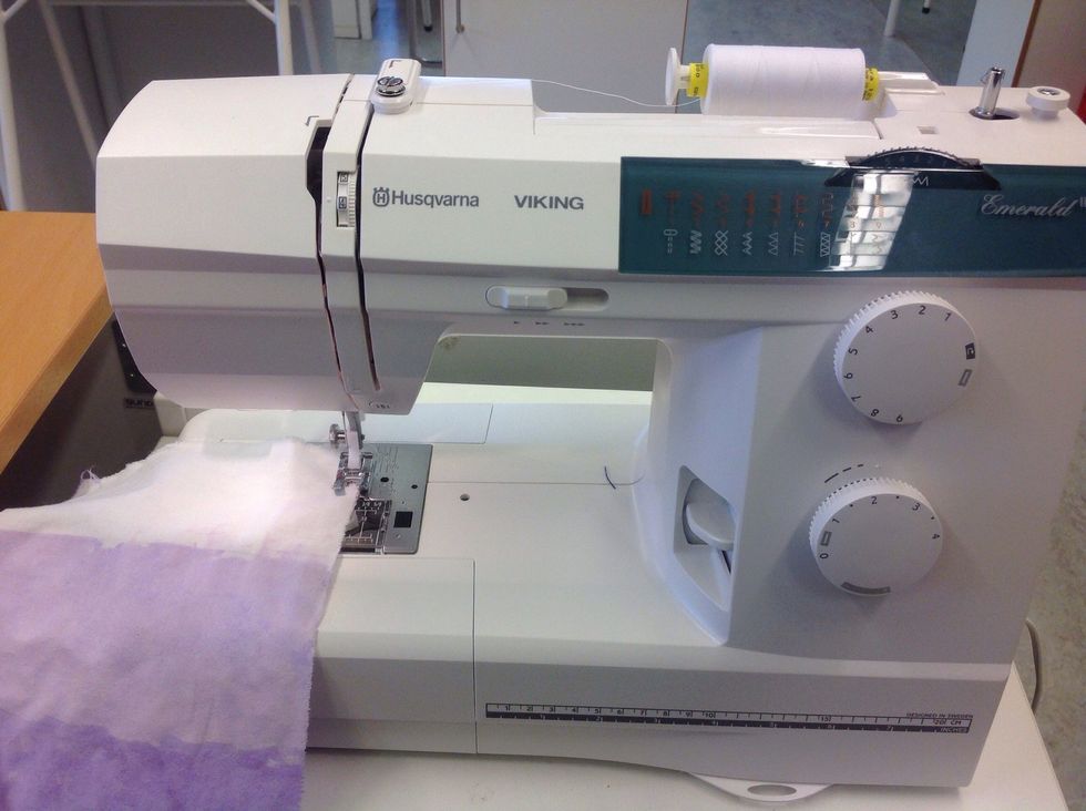 Sicksacka runt hela tyget. H\u00f6gra delen av pressarfoten ska ligga utanf\u00f6r tyget.