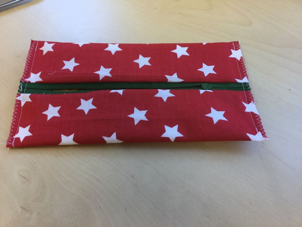 Sicksacka sedan ihop tyglagren.