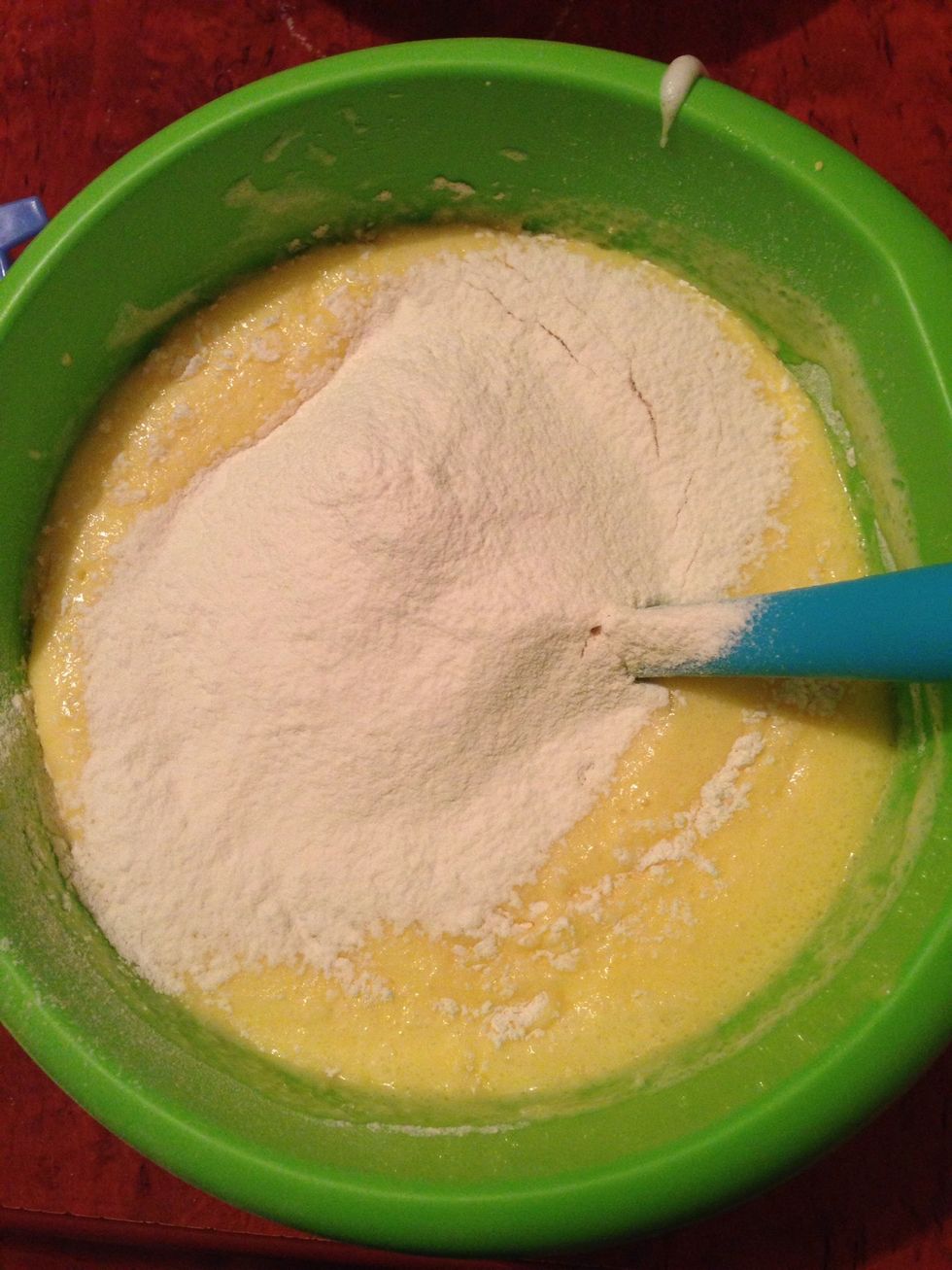 Sieved in the flour and mix until no lamps