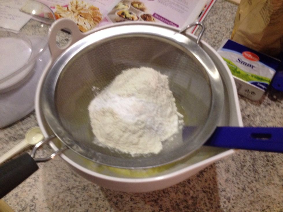 Sift flour, baking powder and vanilla sucker into the egg and sugar batter