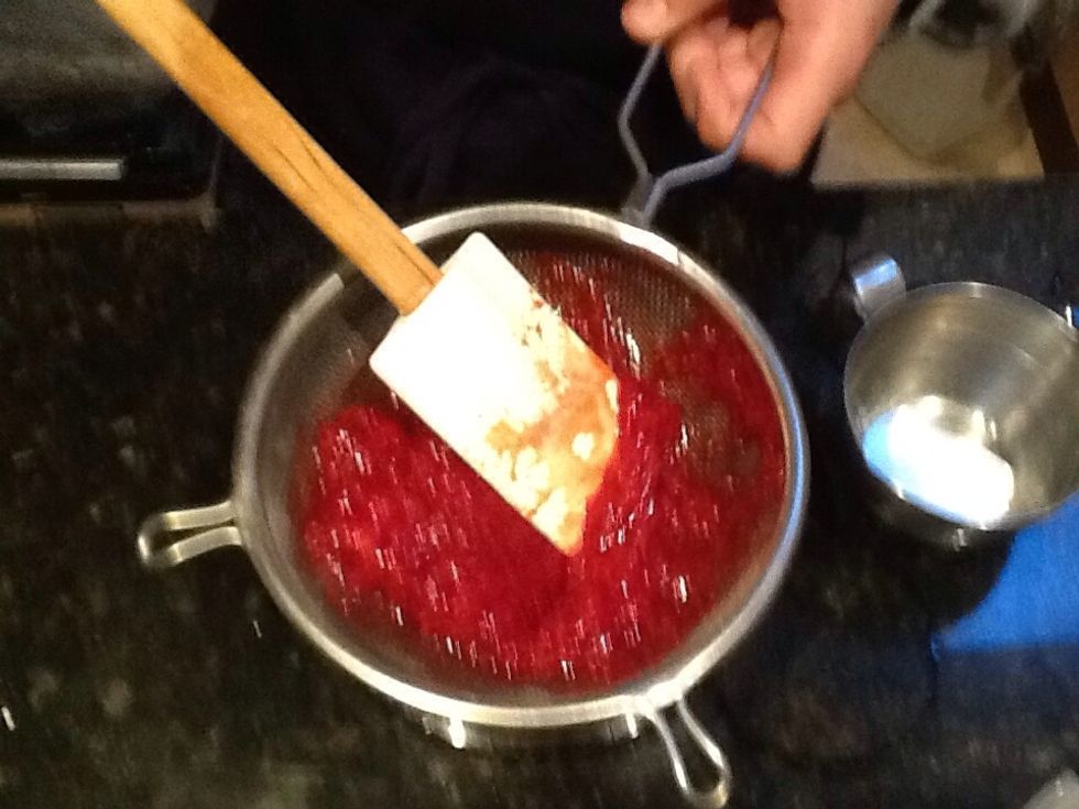 Sift raspberry pur\u00e9e into a bowl the. Put the pur\u00e9e back into the saucepan