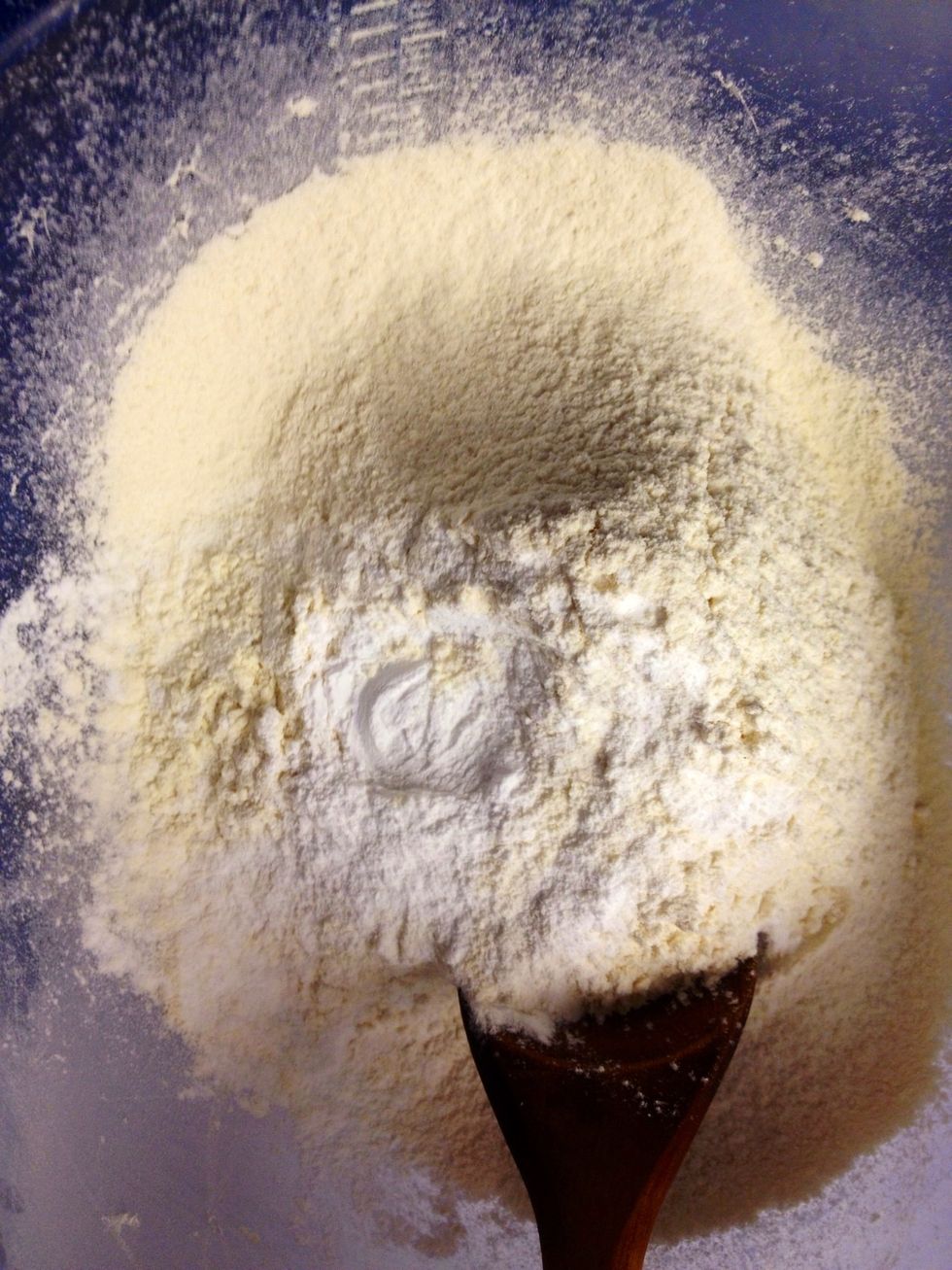 Sift the flour and mix it with the baking powder.