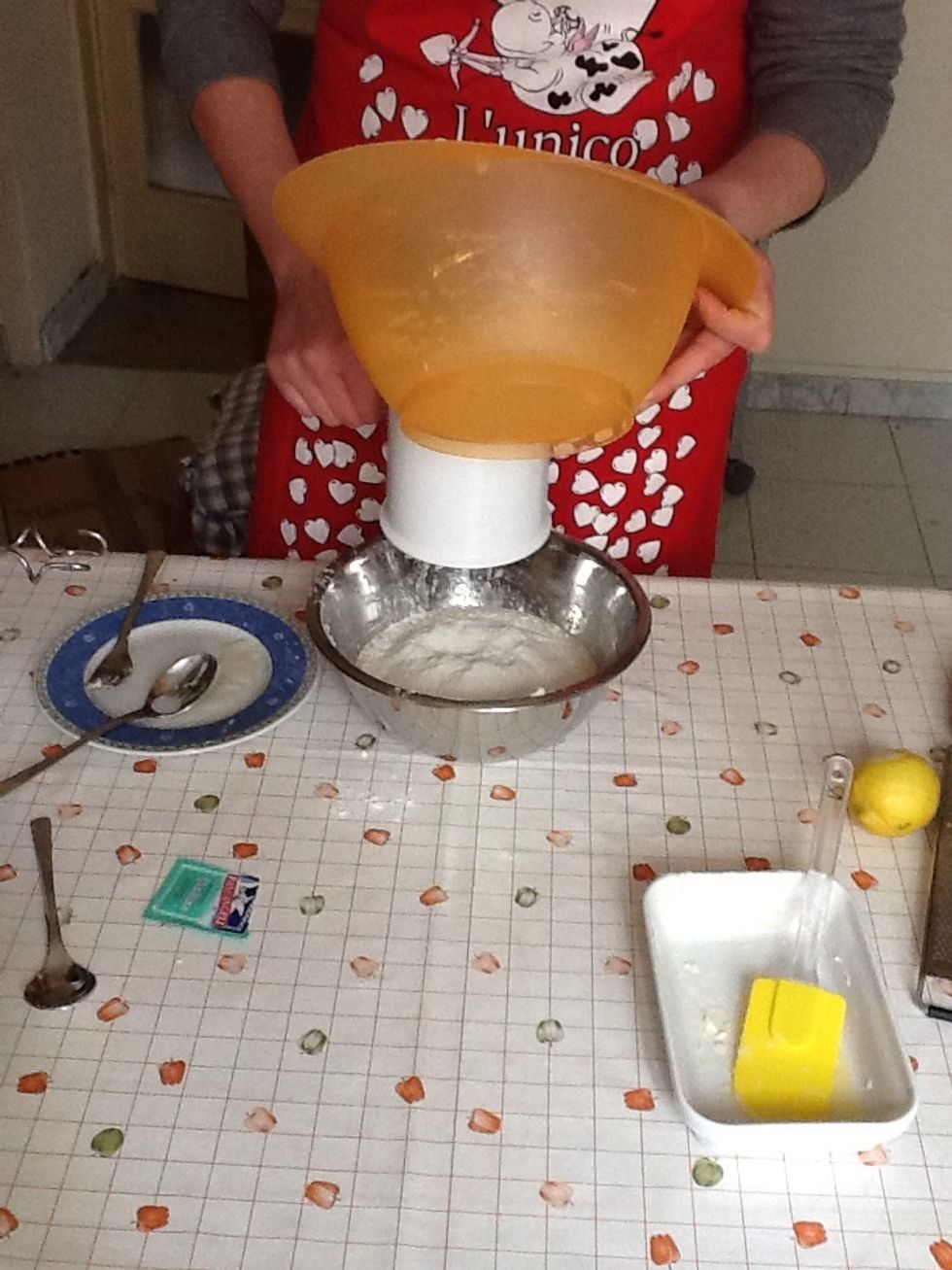 Sift the flour and stir into the mixtute