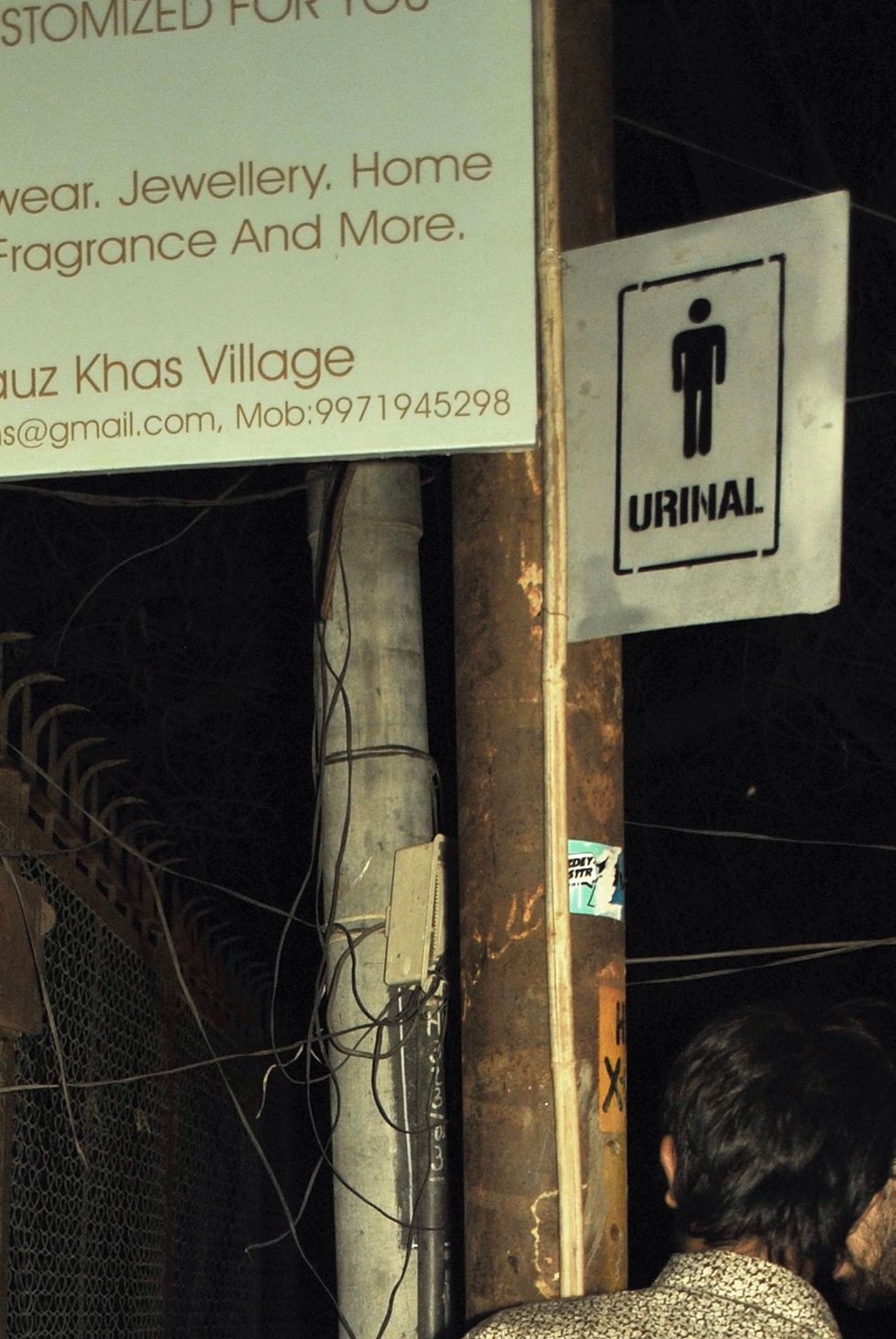 Signal ate of the public urinal