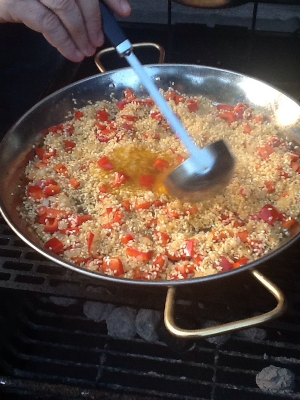 Sigue a\u00f1adiendo el caldo poco a poco mientras se est\u00e1 cocinando