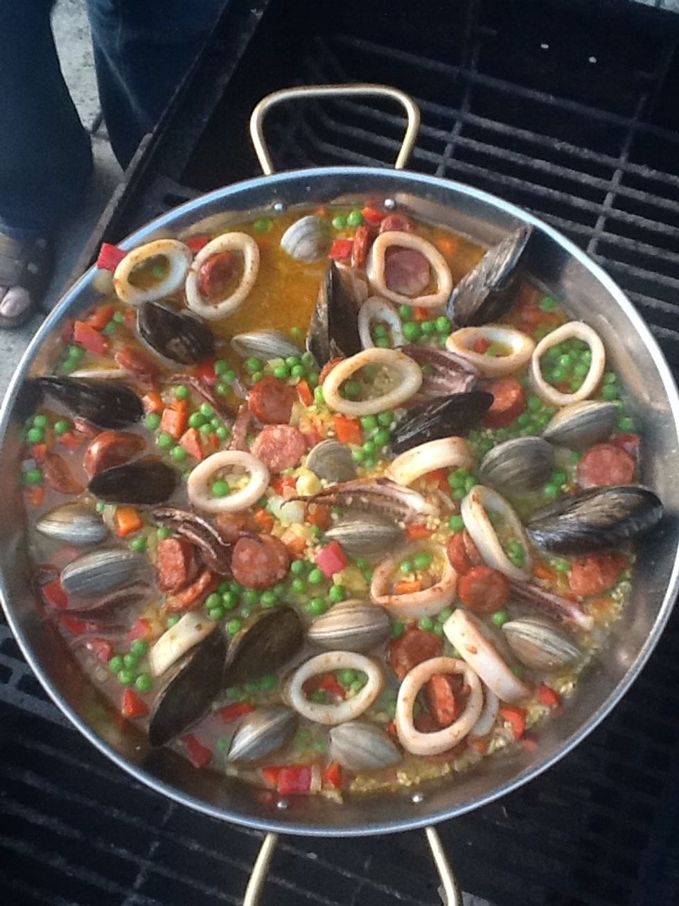 Sigue a\u00f1adiendo todos los mariscos y el chorizo