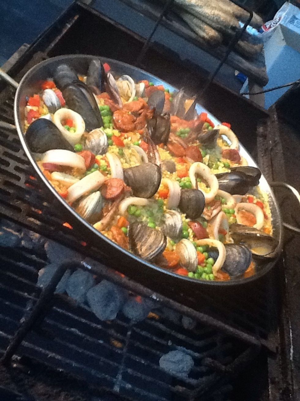 Sigue cocinando la paella y a\u00f1adiendo m\u00e1s caldo si sea necesario