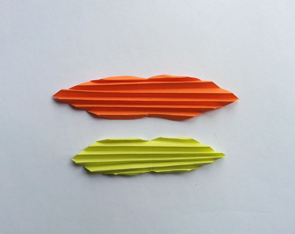 Similarly, cut and fold another craft paper for the lower part of the wing, but this time use a different color and make sure that the lower part of the wing is slightly smaller than the upper part.