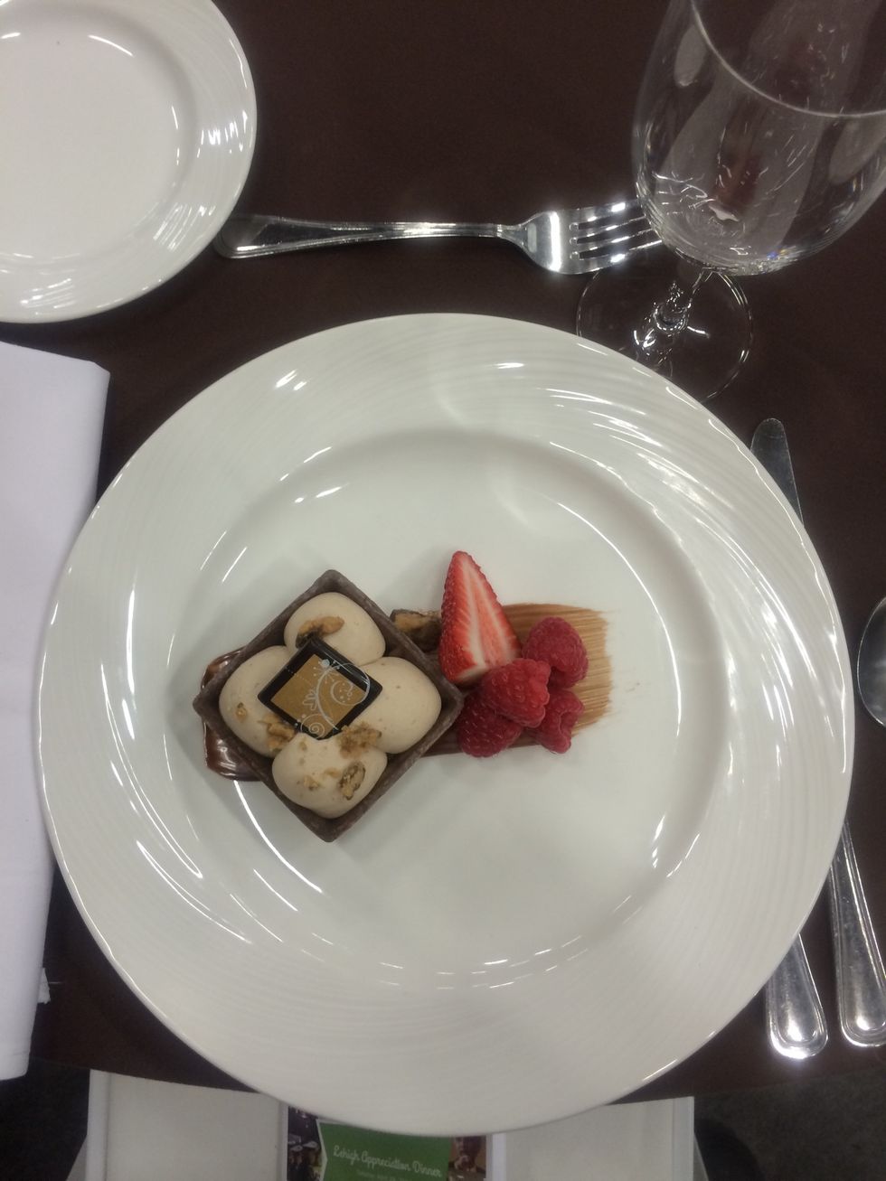 Simple but elegant! This huge collegiate dinner wouldn't be complete without a beautiful dessert.