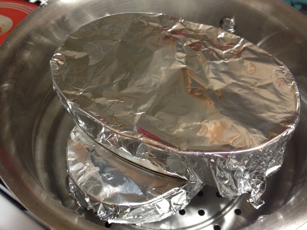 Since my steamer is not that wide/big, i have to put my llanera on top with each other. But if your lucky enough to have a bigger steamer, you don't have to this.:) Put on the cover of your pot