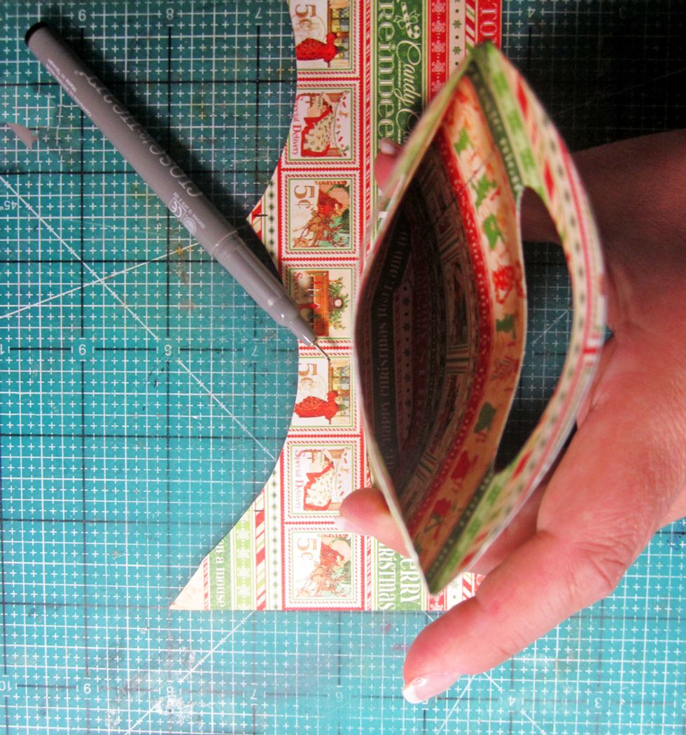 Sit the bag upright and squeeze so the bag expands as shown. Trace around the bottom of the bag to make a template of the base.