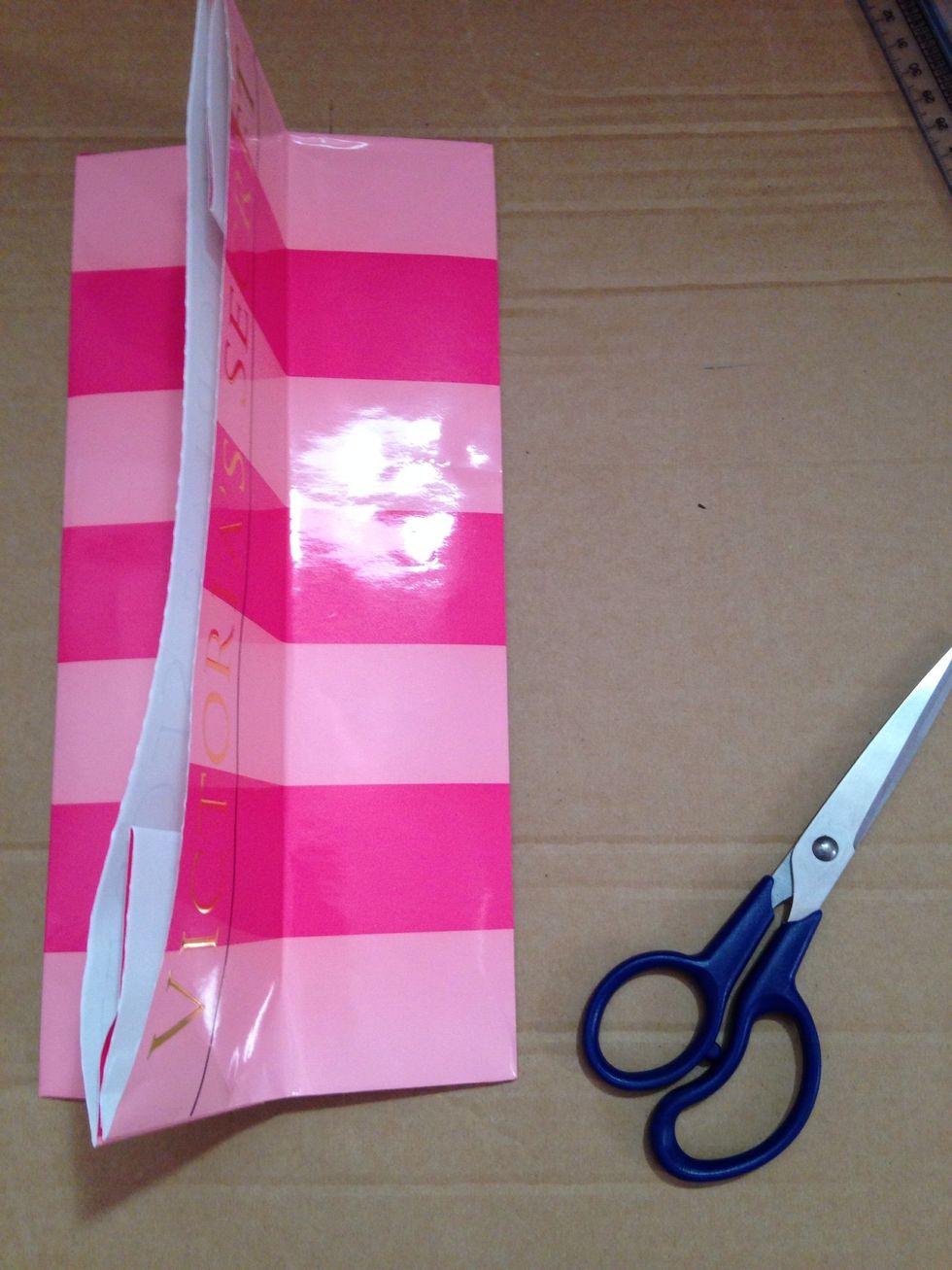 Situate bag on its bottom.