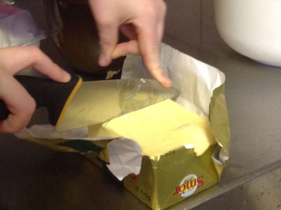 Sk\u00e4r 100 g margarin eller sm\u00f6r. Slice 100 g margarine or butter.