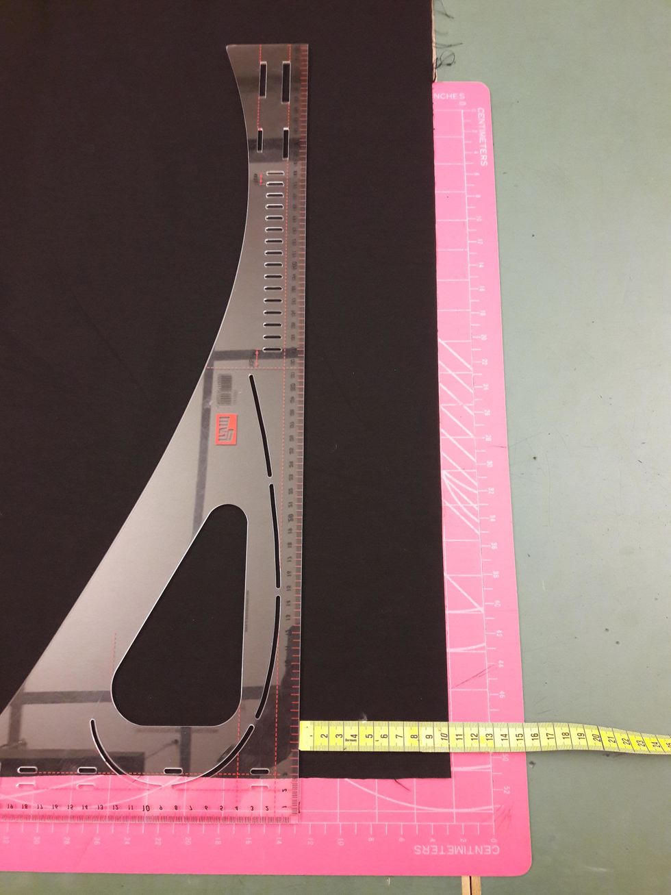 Sk\u00e4r av en remsa i tyget du vill ha som kant runt omkring din lappteknik. Var noga s\u00e5 att den blir 10 cm bred hela v\u00e4gen.