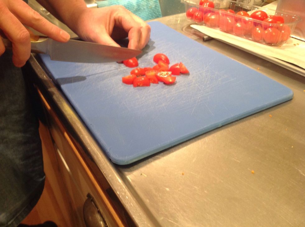 Sk\u00e4r gr\u00f6nsakerna, Cut the vegetables.