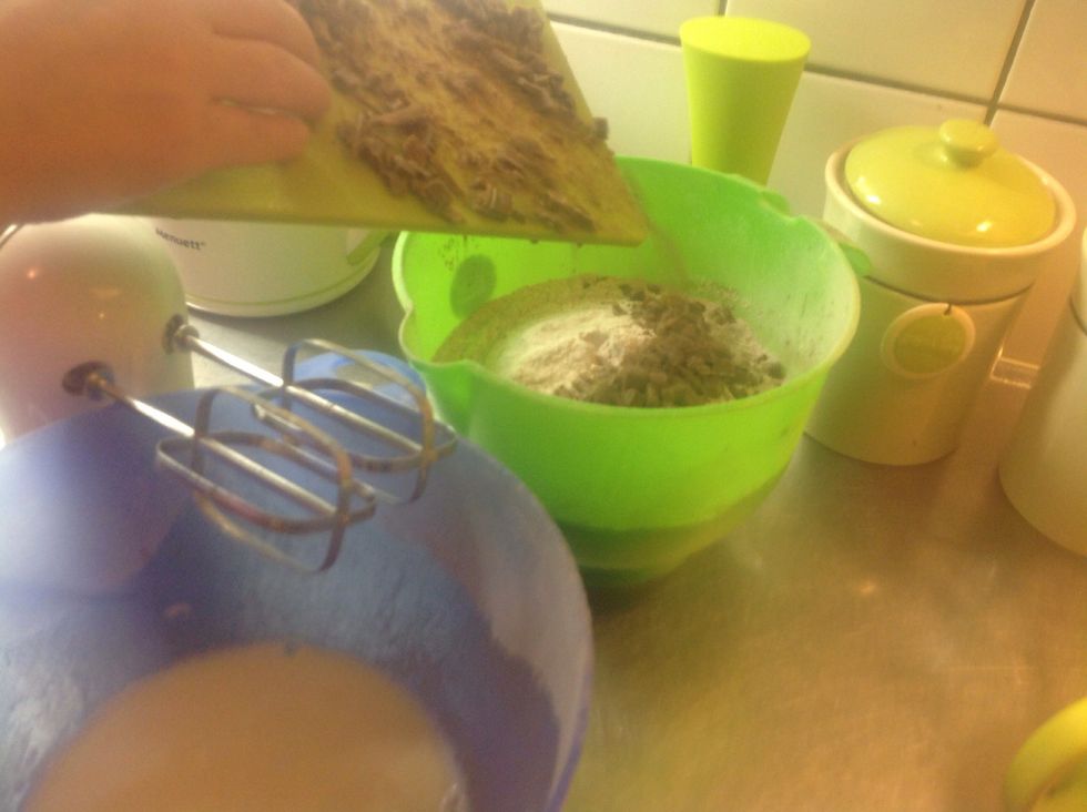 Sk\u00e4r ihop chokladen i sm\u00e5 bitar och n\u00e4r du har sk\u00e4rt chokladen s\u00e5 h\u00e4ller du in det i mj\u00f6len