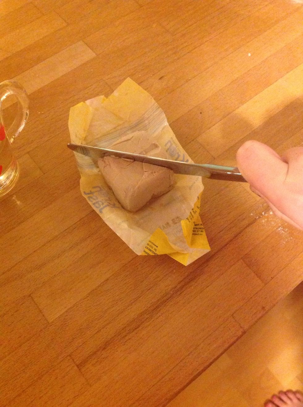 Sk\u00e4r j\u00e4sten p\u00e5 mitten, ett tips sk\u00e4r den fr\u00e5n h\u00f6rn till h\u00f6rn som jag g\u00f6r  p\u00e5 bilden d\u00e5 blir det j\u00e4mnare bitar. Split the jeast up, on the middle.