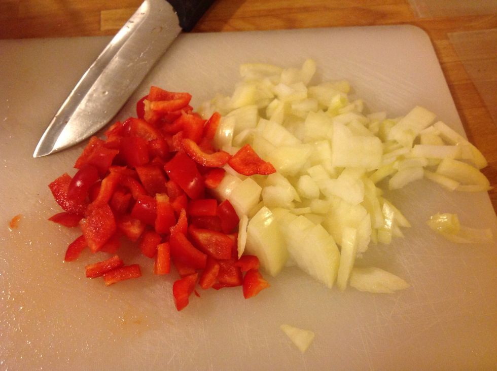 Sk\u00e4r s\u00f6nder lite paprika och l\u00f6k. Take a knife and split it up.