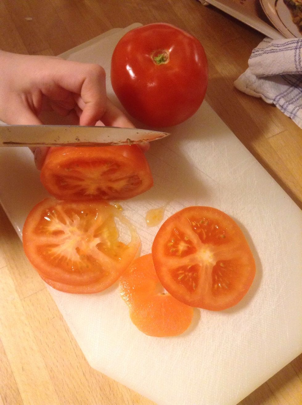 Sk\u00e4r upp tomaterna. Split the tomatoes up.