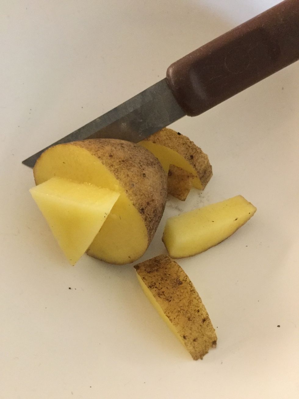 Sk\u00e4r ut formen du valt ur en potatis.