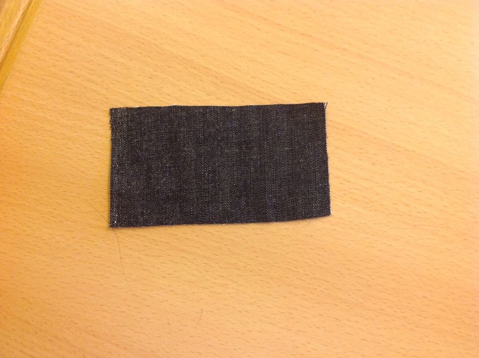 Ska du ha fodralet i livremmen beh\u00f6vs en h\u00e4lla. Klipp ut en tygbit ca 5 x 8 cm. Om du inte ska ha h\u00e4lla kan du hoppa till steg 8.